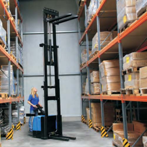 Die Notwendigkeit einer ausreichenden Arbeitsgangbreite verdeutlicht dieses Beispiel eines Deichselstaplers in Aktion.