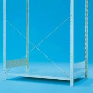 Diagonalaussteifungen sind Quer-Verstrebungen oder -Stangen zwischen den Regalböden, um die Stabilität und Widerstandsfähigkeit des Regals zu erhöhen.