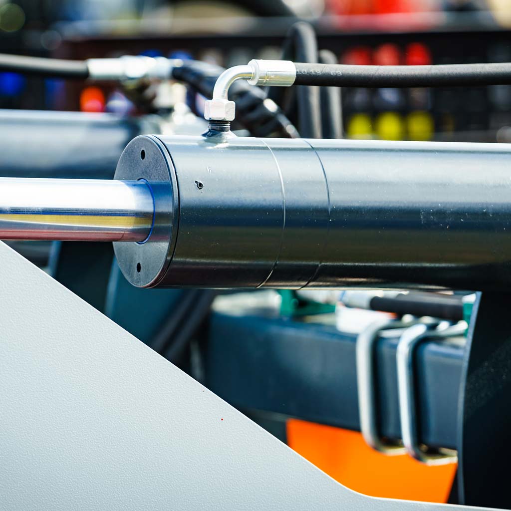 Ein Hydraulikzylinder ist ein mechanisches Bauteil, das hydraulische Energie nutzt, um eine Kraft auf eine andere Komponente auszuüben.