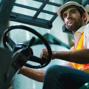 Der Lenkeinschlag bei Hubwagen bezieht sich auf die maximale Winkeländerung der Vorderräder eines Hubwagens bei einer Lenkbewegung.