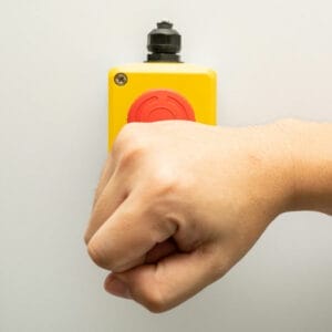 Ein Notausschalter ist ein Schalter oder Knopf, der in Notfällen verwendet wird, um eine Maschine oder Anlage sofort und sicher auszuschalten.